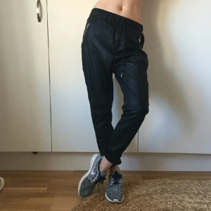  - Helt oanvända byxor från Sixth June i snake-läderimitation.
Snörning i midjan, två fickor fram med dekorativa dragkedjor och en ficka bak.
Nypris 499 kr 