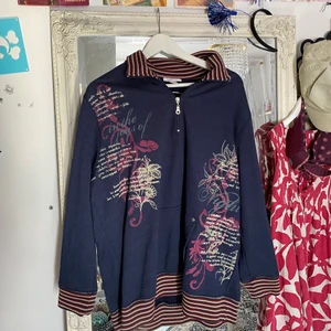 Supercool kofta - Säljer denna tröja, frakt 66kr💞💞 hör av dig för frågor eller intresse. Om fler är intresserad blir de budgivning kram😇