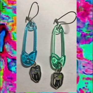 Snygga örhängen med tänder i olika färger - Olika par i olika färger! Liknande till våra andra med stjärnor på, men nu med tänder i matchande färg!!✨✨ Frakt 11kr!!