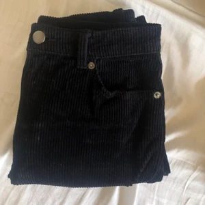 Manchesterbyxor från monki - Ett par mörkblåa manchesterbyxor från monki som jag säljer eftersom att de är för små för mig. Säljer de ganska billigt pga att de inte har ngt större värde. 