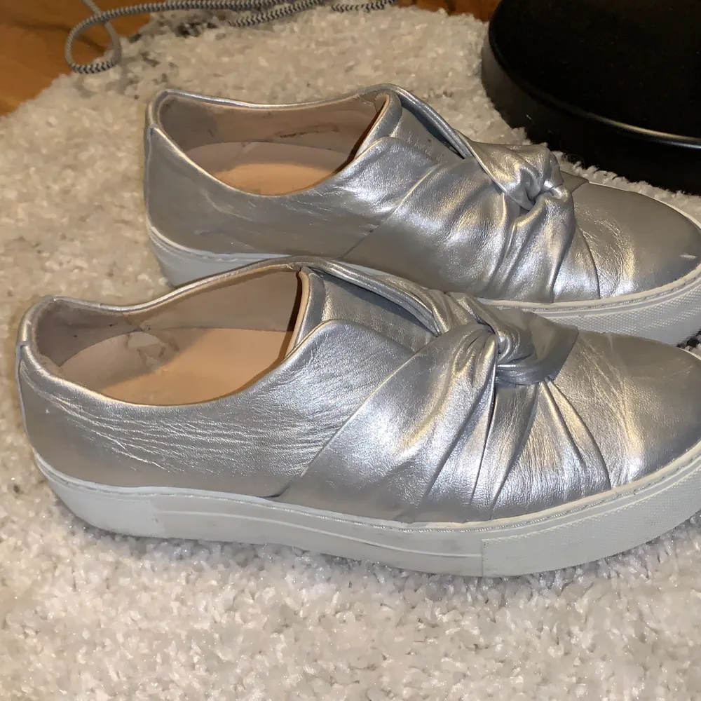 Silver sko från rizzo i storlek 38! Använda få gånger pga fel storlek! Frakt tillkommer!. Skor.