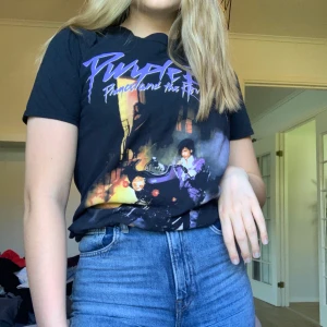 Purple Rain tshirt - Tshirt från Boohoo som jag sjölv tycker är lite liten, därav säljer jag den!