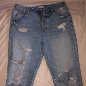 Jeans med hål från lindex - Säljer ett par av mina favoritjeans på grund av att dom blivit för små. Har annars väldigt bra passform och varsamt använda. Frakten INGÅR i priset😊