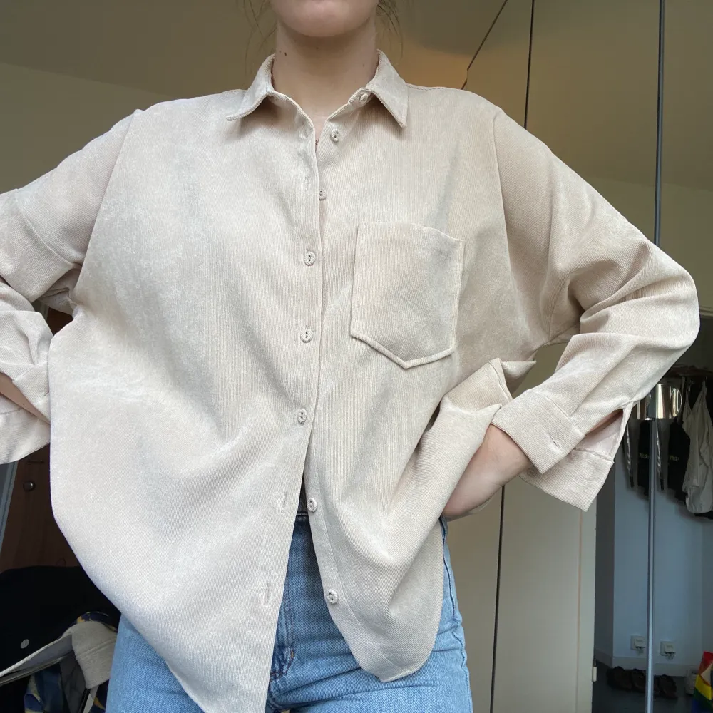 Så snygg oversized skjorta köpt på Zara! Möts gärna upp i Malmö, annars tillkommer frakt på 50kr:) . Skjortor.
