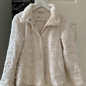 HM fakepälsjacka - Jättehärlig höstjacka i fakepäls. Den är köpt på HM:s barnavdelning för några år sedan i storlek 164, vilket motsvarar en xs-s. Kan mötas upp i Göteborg eller skicka, men köparen står för frakten.