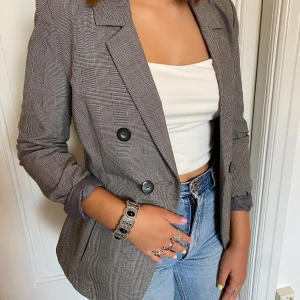 Kavaj - Grå kavaj. Snedskuren nedtill. Stl S