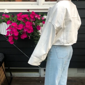 Weekday - Weekday jeansjacka i fint skick storlek S, nypris ca 699kr men säljer den för 100kr💕 Köparen står för frakten