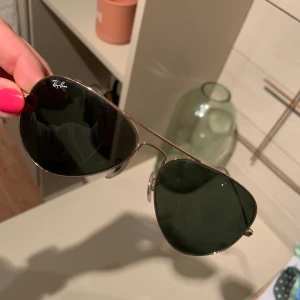 RAYBAN - Aviator - RAYBAN - Aviator Classic. Använda max 10 gånger. Nypris 1700kr. Säljer för 350kr. Frakt tillkommer