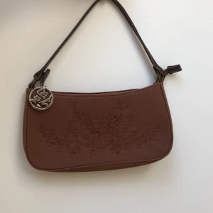 Vintageväska  - En fin baguetteväska i brun färg, säljer då den inte riktigt är min stil, köparen står för frakt. Möts inte upp pga Corona :>