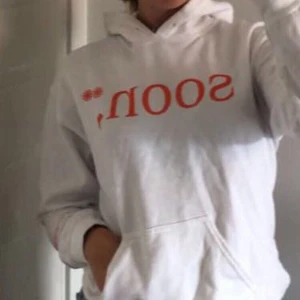 Vit Marcus & Martinus hoodie, strl S  - Bara använd fåtal gånger, bra skick (som ny). Passar även M. Kan frakta men då står köparen själv för eventuell fraktkostnad. 