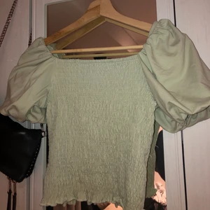 Superfin  topp - Jättesöt topp från Gina tricot i en jättehärlig färg. Använd fåtal gånger och är i toppskick. Köparen står för frakten. Strlk M men passar en S också skulle jag säga.