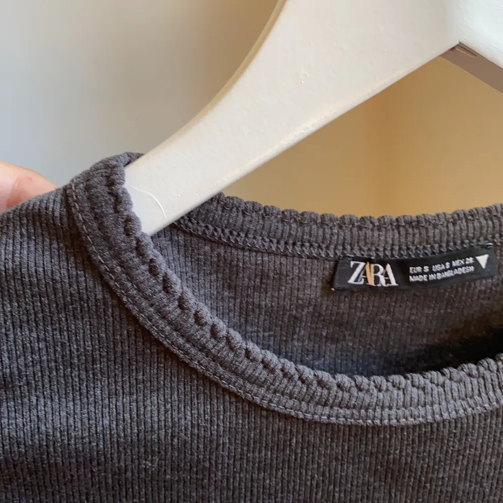 Säljer denna t-shirt från Zara i storlek S! Andvänd en gång, så väldigt bra skick✨ Lite detaljer på halsen, som syns på bild 2! Säljs för 60kr+22kr i frakt😊. T-shirts.