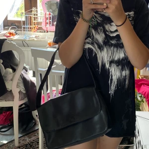 Svart väska  - BUDA💞💞 frakt: 66kr 