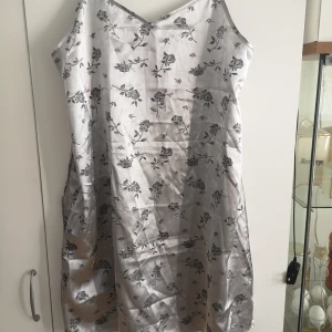 Yves Rocher sidenklänning  - Köpt på Humana. Varan är i bra skick! Frakten ingår ej i priset. 