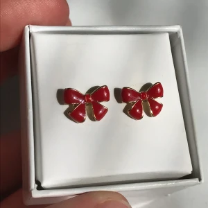 Örhängen  - Röda små rosett örhängen. 10kr + frakt 11kr (tar bara swish)