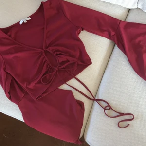 Chiquelle Topp Storlek S - Topp/magtröja från Chiquelle i storlek S. Som ny i skicket. Går att dra åt med snöre för att ändra passform. Tight vid överarmar och vida ärmar nertill.