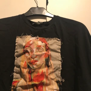 Zara t-shirt  - Trendig t-shirt från Zara, oanvänd endast testad. (Den är inte sliten, den är designad så) strlk S