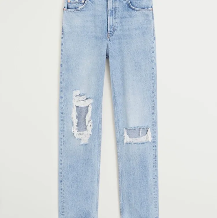 Säljer dessa jeans från Mango. Storlek 38, men jag skulle säga att de är mer som en 36a beroende på hur man vill att de ska sitta☺️. Jeans & Byxor.