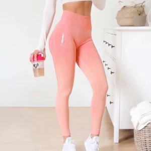 Gymshark ombre seamless leggings - Säljer mina fina gymshark tights i deras gamla modell ombre seamless leggings i färgen peach coral. De har booty contour som framhäver rumpan väldigt bra! Väldigt stretchiga, så skulle nog passa XS-M💖 budgivning: högst 250+frakt just nu