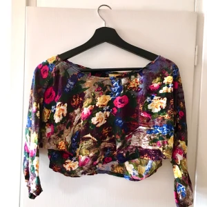 Blommig magtröja  - Superfin blommig magtröja i bomull. Plus frakt 18 kr 🌸