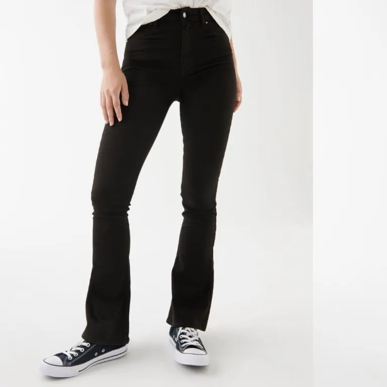 Säljer mina bootcut jeans! Storlek XS men stretchiga så passar S också! 💕 Använda men fortfarande bra skick! 150kr inklusive frakt. Jeans & Byxor.