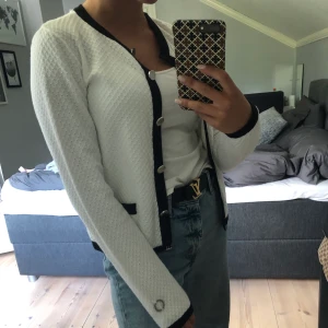 STOCKH LM kofta - STOCKH LM kofta med svarta och silvriga detaljer, aldrig använd och tar endast plats i garderoben, nypris: 1200, FRAKT INGÅR I PRISET, kontakta för fler bilder eller frågor, buda gärna