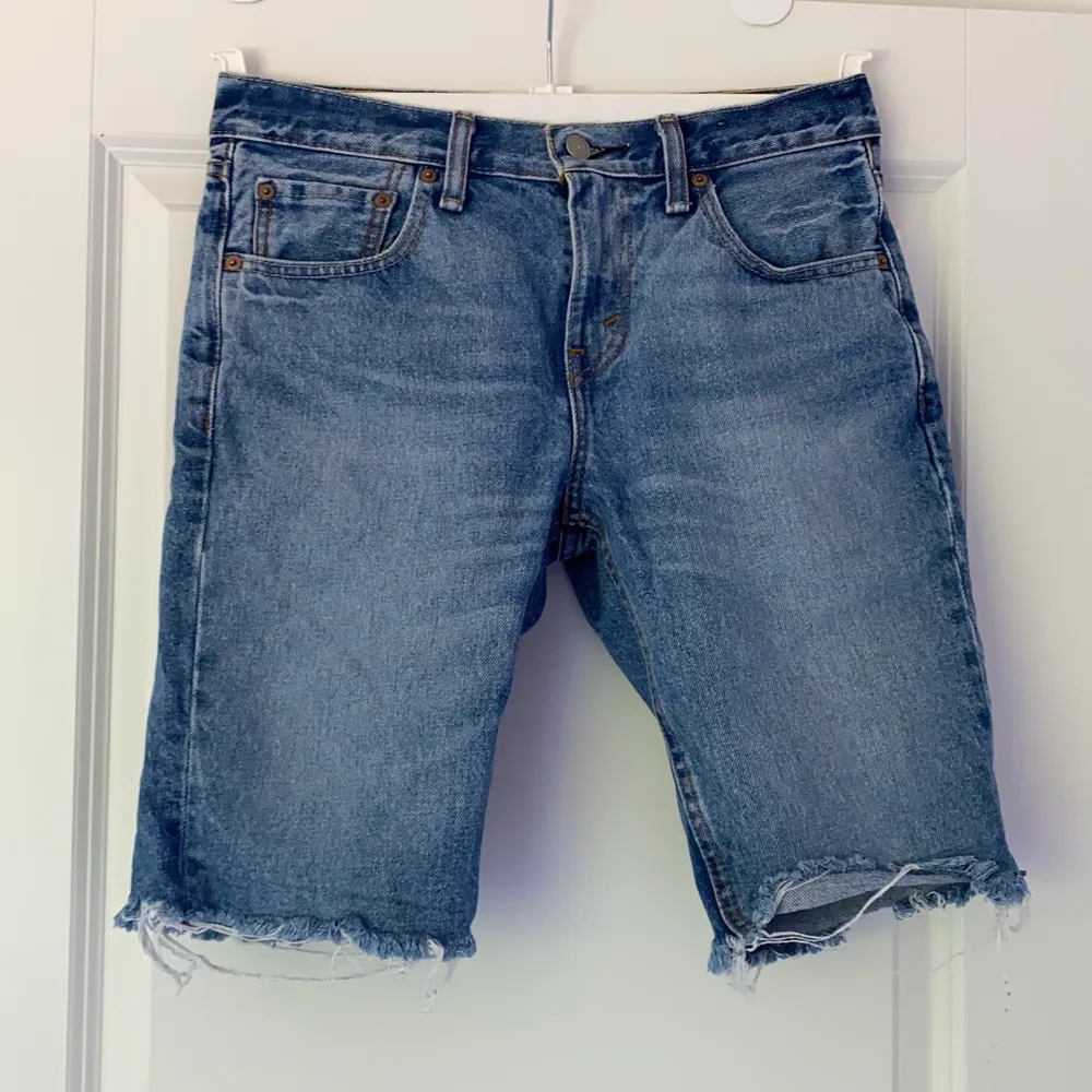 Ett par Levi’s shorts i den lite längre modellen. Unisex modell & i storlek W28🤍. Shorts.