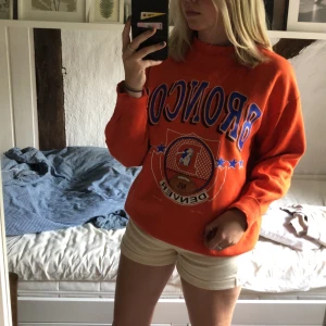 Orange sweatshirt - Snygg orange tröja med amerikansk fotboll theme🧡 Från beyond retro men jag köpte den här på plick för 250 kr🧡 aldrig kommit till användning så i bra skick, köparen står för frakt på 66 kr🧡