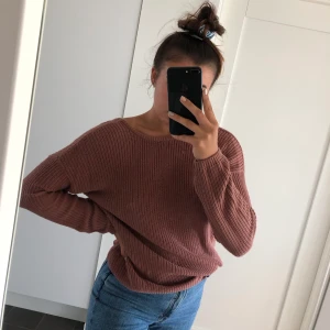 Stickad tröja NAKD - Säljer den snygga stickade tröjan från NAKD som är sparsamt använd och i bra skick. Den är i en brun/röd färg som är perfekt till hösten. Tröjan är i S men passar även en M. Tröjan är djup i ryggen. Köparen står för frakten!