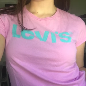 Levis tröja - En T-shirt från Levis som är ljusrosa och pastell blå i storlek S. 