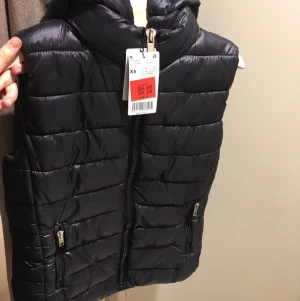 Väst från zara i dun - Väst i fint skick som jag knappt fått användning av. Fraktkostnad tillkommer💕