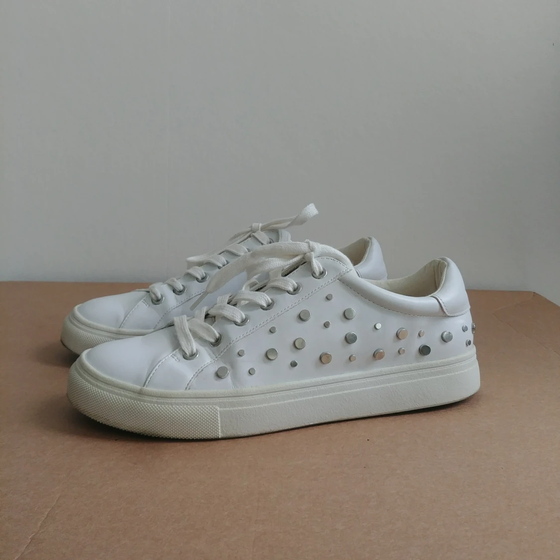 Sneakers med nitdetaljer stl 40