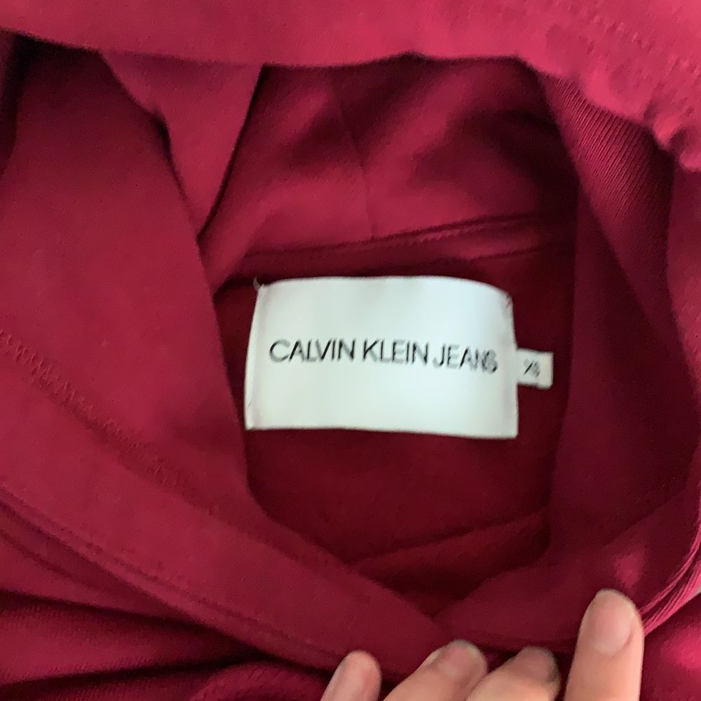 En calivin Klein hoodie slm aldrog kmr till anvöning, så tänkte sälja den aldrig använd och originalpris va 999kr säljer den endast för 299💓💓. Huvtröjor & Träningströjor.
