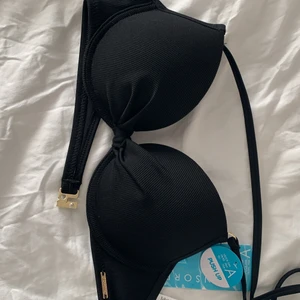 Bikini övedel - En bikini överdel från new yorker aldrig använd och den e väldigt fin, köpt för 159 som ni ser på bilden mitt pris är 90+frakt storlek 75A push up