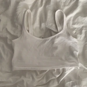 Linne från h&m - Ett linne från h&m som är mkt sparsamt använd och är i stolek xs, säljer den för 20kr men frakt förekommer❤️❤️