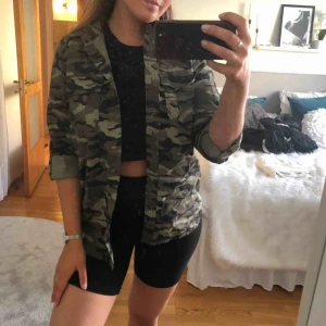  - Skjorta från Ginatricot i bra skick! Frakt tillkommer☺️