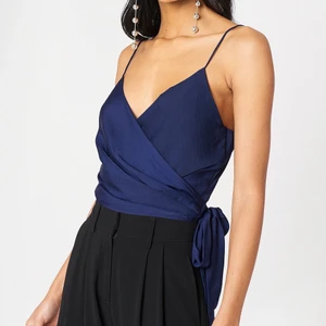 Wrap top - Marinblå topp från Na-kd, endast använd 1 gång så toppskick.