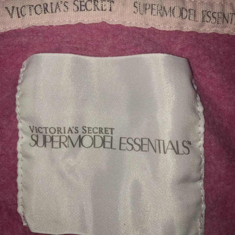 Victorias Secret-hoodie, toppskick! Storlek M men sitter bra på S 🦋 Sjukt y2k o en riktig statementpiece precis som Juicy Coutures hoodies😎. Tröjor & Koftor.