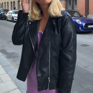 Oversize skinnjacka  - Oversize skinnjacka från New Look köpt på asos. Storlek 38 men är oversized i modellen.
