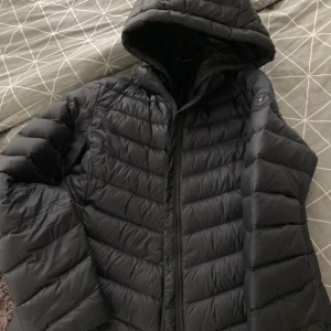 Tommy hilfiger Jacka  - En dunjacka från Tommy Hilfiger. Knappt använd, köpt för 1400kr. Bjuder på frakten⚡️⚡️🤍🤍