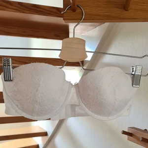 Offsholder bh - Offsholder bh från hm i stl 75 c. Helt ny och aldrig använd ( två pack och behöver endast en). Frakt gissar jag på 22 kr. Pris kan diskuteras.