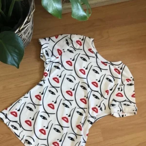 Fin t-shirt i storlek s från shein  - Väldigt bra kvalite, säljer den eftersom den bara ligger i garderoben, super fin ❤️