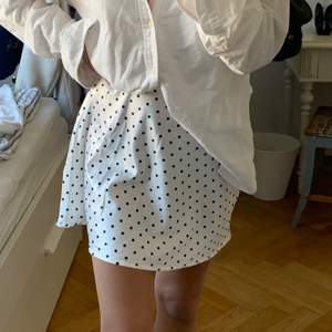 Säljer denna prickiga kjol från chiquelle. Aldrig använd. Tyget är i polyester, satin liknande. Kan mötas upp eller så står köparen för frakten!