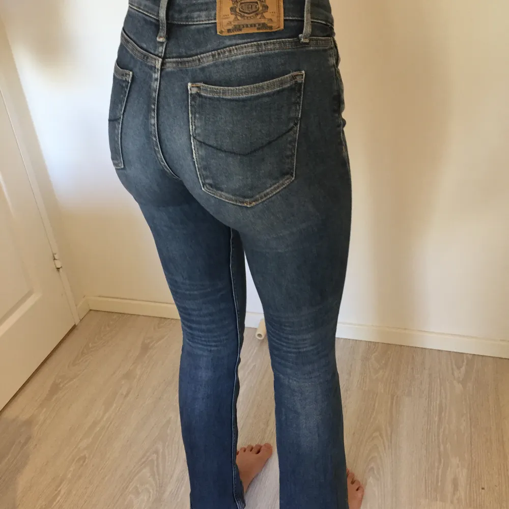 Säljer dessa skitfina bootcut jeans från crocker i strl 28/33. Har tröttnat på dem och hoppas på att någon annan kan få nytta utav dem. Jeansen är lågmidjade och ganska korta på mig som är 176cm lång.. Jeans & Byxor.