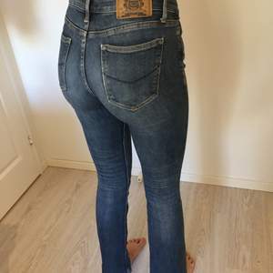 Säljer dessa skitfina bootcut jeans från crocker i strl 28/33. Har tröttnat på dem och hoppas på att någon annan kan få nytta utav dem. Jeansen är lågmidjade och ganska korta på mig som är 176cm lång.
