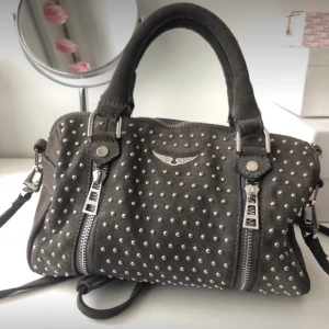 Zadig väska  - Säljer min absoluta favorit väska från zadig , den är köpt för ca 3500kr säljer den för 2000kr kan tänkas sänkas vid seriös bud pga den defekten som finns  