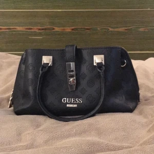 Guess väska  - Använd ett fåtal gånger, är i väldigt fint skick. Köparen står för frakten men kan även mötas upp i Gbg 😊 väskan är köpt för 1499 kr. 