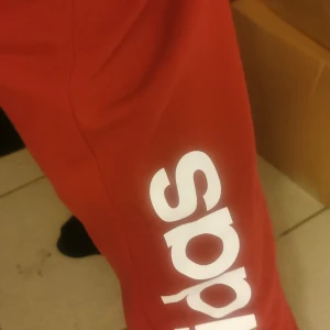 Adidas - Adidas mjukisbyxor röda, endast testade. 