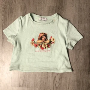 Fin pastel blå crop top  - Fin crop top från bershka använd endast en gång, den är i nytt skick köparen står för frakten!