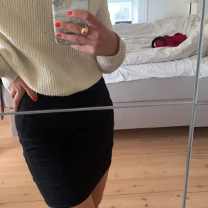Kjol - En svart tajt kjol i storlek xs, tyvärr för liten så därför säljer jag den. Kunden står för frakt men kan mötas upp i umeå🥰🦋buda i komentarerna från 60kr